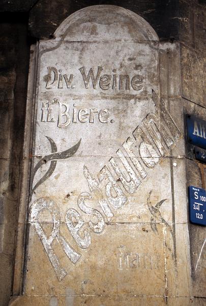 Dresden-Friedrichstadt, Altonaer Str.-Ecke Gambrinusstr., 11.10.1997 (4).jpg - Div. Weine, ff. [frische, feinste] Biere / unten rechts: franz. Billard